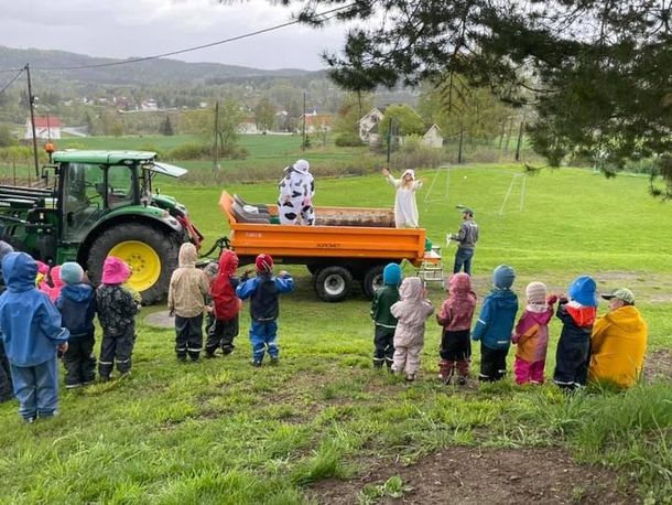 Lunner og Jevnaker tok like gjerne traktoren på tur rundt i barnehagene, og representanter fra styret utkledd som dyr. Til stor glede og latter for ungene.