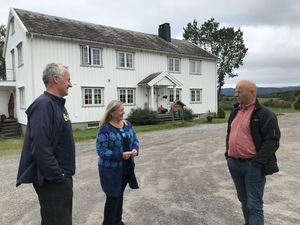Gunnar, Elin og Tore i diskusjon om trøndersk landbruk på tunet i Solberggrenda.