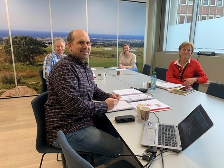 Nestleder Egil Hoen kjenner seg godt opplyst før sine første jordbruksforhandlinger i forhandlingsutvalget. Her sammen med Anders Huus, Anja Lillehaug og Sigrid Hjørnegård. 
