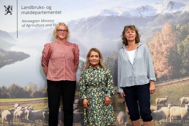 F.v. Audhild Slapgård (Norges Bondelag), Sandra Borch (Landbruks- og matdepartementet) og Kjersti Hoff (Norsk Bonde- og Småbrukarlag). Foto: Landbruks- og matdepartementet. 