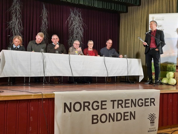 Debattleder Aslak Bonde griller panelet: Sandra Borch, Bjørn Gimming, Rune Øygarden, Oluf Maurud, Birgit Oline Kjerstad og Harald Moskvil