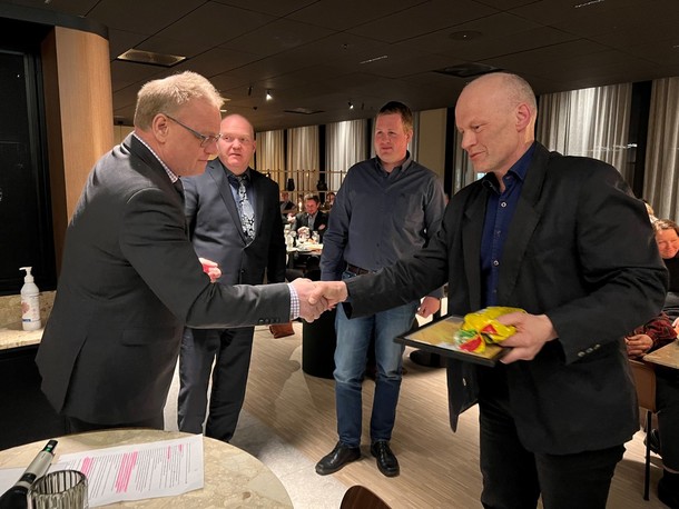 Øyer Tretten Bondelag får prisen som årets lokallag 2022, her representert med Per Kristian Simengård, Ole Marius Flåtåmo og Jon Finborud bak seg.
