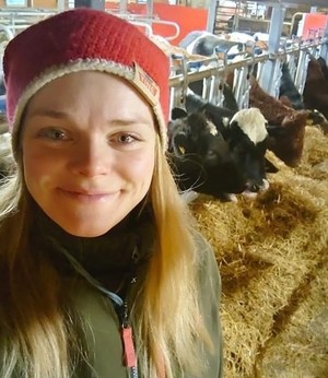  Nora Sandberg driver med melk på Furnes i Innlandet. Henne kan du følge hele dagen via Instagram og Facebook story.