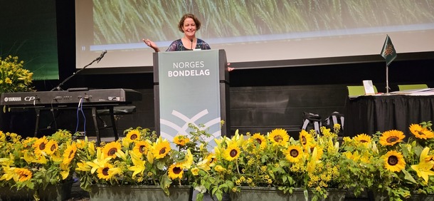Elisabeth Gjems på talerstolen på årsmøtet i Norges Bondelag