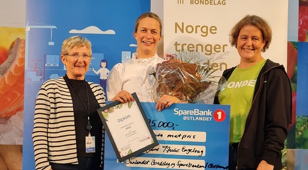 Prisvinner Julie Engeloug sammen med Astrid Oshaug fra Sparebank1 Østlandet og Elisabeth Gjems fra Innlandet Bondelag