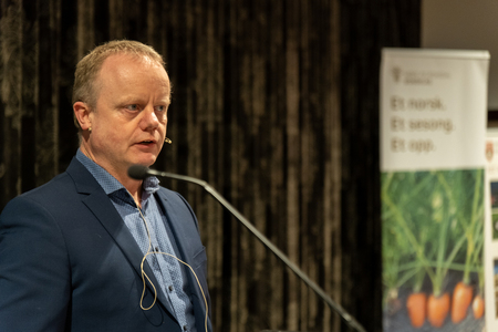Olav Håkon Ulfsnes taler under landbrukskonferansen