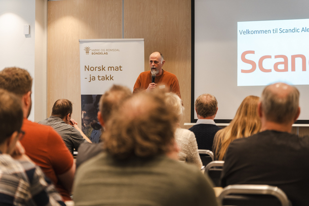 Nestleder i Møre og Romsdal Bondelag holder innlegg under årsmøtet