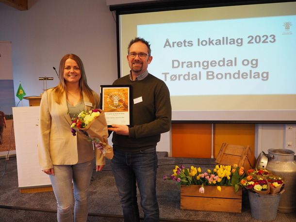 Leder for Drangedal og Tørdal Bondelag, Thor Olav Holte, tok i mot prisen. 