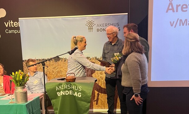 Marthe Bogstad deler ut prisen for årets lokallag til Nes Landbrukslag