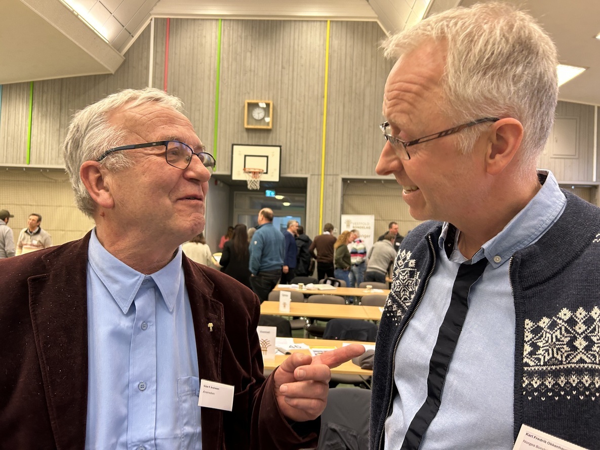 Æresmedlem Vidar P. Andresen i prat med Karl Fredrik Okkenhaug, ordfører i Norges Bondelag