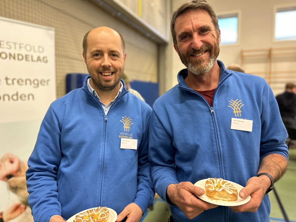 Fylkesstyremedlemmene Thomas Pettersen og Hans Kristian Berge var godt fornøyde med serveringa av Gjennestads hjemmebakte
