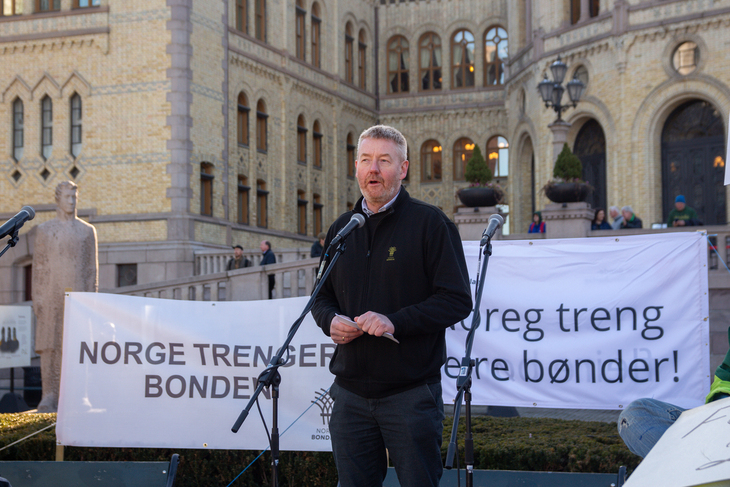 Bjørn Gimming, leder i Norges Bondelag, holder appell utenfor Stortinget