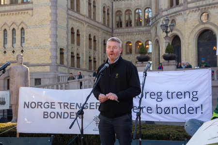 Bjørn Gimming, leder i Norges Bondelag, holder appell utenfor Stortinget