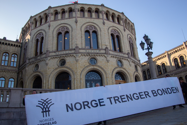 Plakat utenfor Stortinget med slagordet "Norge trenger bonden".