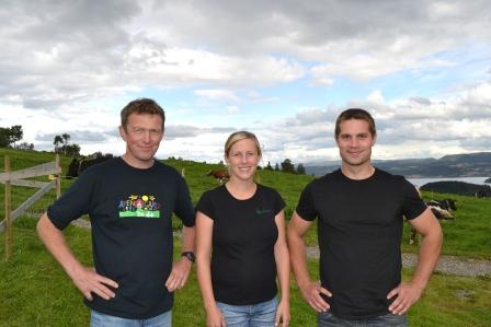 Per Magnus Værdal (til høyre) kan bli Årets unge bonde, her fra Åpen gård sammen med samboer Lise Lyngsaunet Skrove og lokallagsleder Per Morten Kvam. (Foto: Brita Buan)