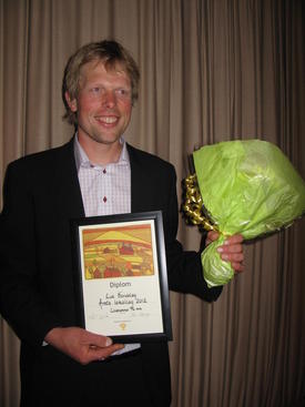 Det var ein stolt leiar i Eid Bondelag, Knut Tore Nes Hjelle som kunne ta imot prisen for årets lokallag 2011.