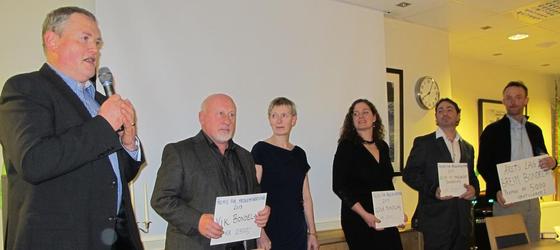 Fylkesleiar Per Hilleren og nestleiar Marit Flatjord deler ut prisar for beste lag og innsats i medlemsvervinga i 2012
