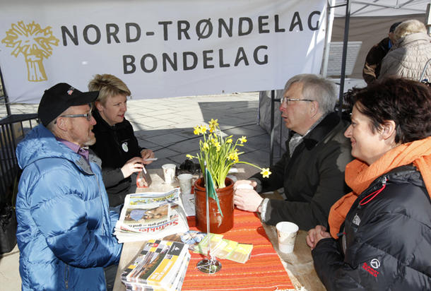 Asbjørn Helland og Marit Haugen i Nord-Trøndelag Bondelag fikk lørdag et møte med statsråd Karl Eirik Schjøtt-Pedersen, som er sentral i jordbruksoppgjøret, og May Britt Lagesen i Nord-Trøndelag Ap.
