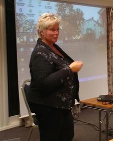 Brita Skallerud motiverer deltakerne på regionmøtet på Tyrifjord Hotell til verving! 