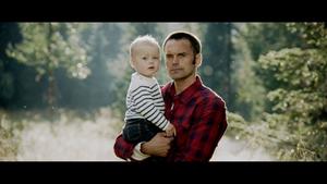 Jo Arne Kjøglum og sønnen er med i Tines nye reklamefilm. (Foto: Tine)