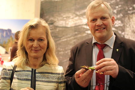 Bondelagsleder Nils T. Bjørke og NHO-direktør Kristin Krohn Devold på mat- og reiselivsmessa Grüne Woche i Berlin, foto Ragna Kronstad.