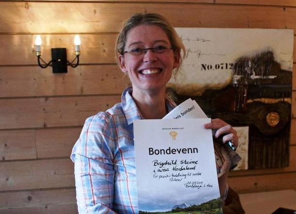 Brynhild Steine fekk Bondeven diplom på vegne av Avisa Hordaland