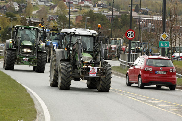 Traktorkolonnen besto av 72 kjøretøy, og det gikk sakte mellom rundkjøringene på E6 på Sørsileiret i Steinkjer.