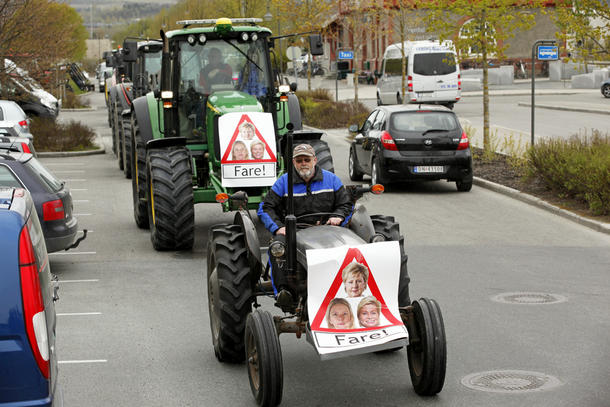 En Gråtass ledet an i traktorkolonnen gjennom Verdal sentrum, med et klart budskap i fronten.