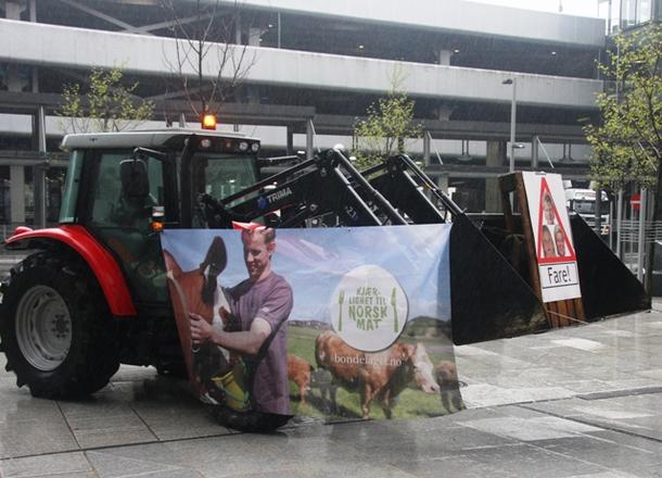 Oppmøte med obligatorisk traktor foran Statens Hus