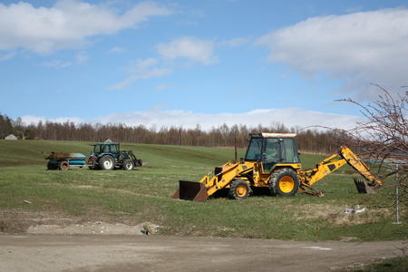 traktor og gravemaskin