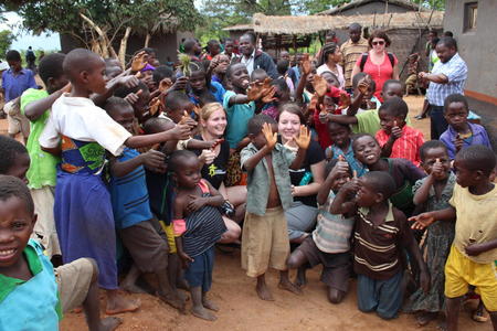 Mathilde og Inger Martha omringet av ivrige barn i landsbyen Chipuka i Ntchisi-området i Malawi