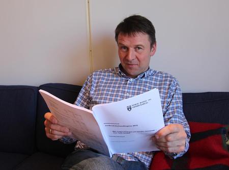 Bondelagsleder leser NBS sitt dokument før jordbruksforhandlingene 2015.