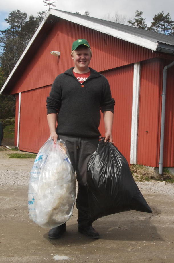 Du vet det har vært mye folk når du får en full sekk med plasttøfler. Odelsgutt Tom Kåre Eikeland rydder opp.