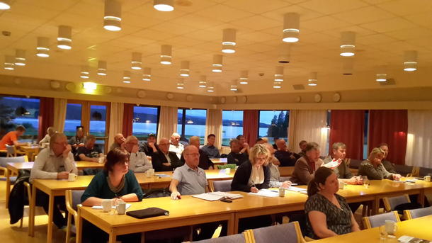 Folk møtte opp da Nord-Trøndelag Bondelag inviterte til politisk debatt om rovdyr og beitenæring på Snåsa i går kveld.