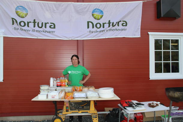 Kristin Eikeland Skranefjell, frå Nortura, sytte for nok - og velsmakande grillmat til alle frammøtte. ( foto: øystein moi )