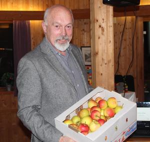 Årsmøtet til Loen Bondelag takka Knut Tjugen for innsatsen, og det gledde den avtroppande leiaren å få lokalproduserte eple som gåve. 