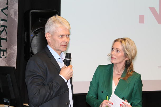Påtroppende direktør for Innovasjon Norge Agder, Sveinung Hofstad, presenterte seg sjøl, med sjefen Anita som nærmeste tilhører.
