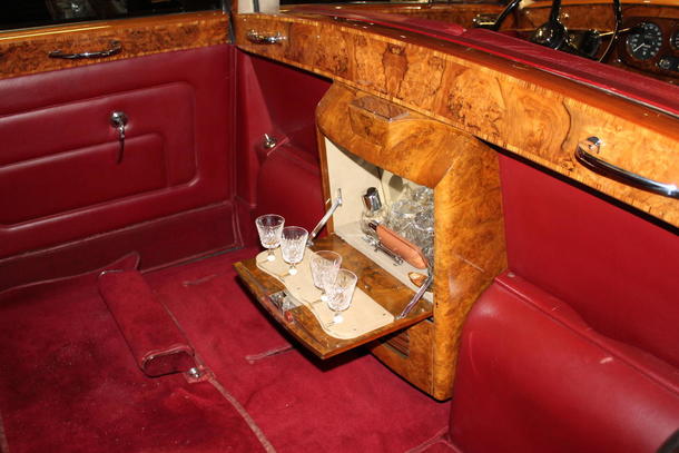 Detalj fra bilutstillingen - fra baksetet i Kong Haakons gamle Rolls Royce. Mon tro om Skoda kan tilby slikt ekstrautstyr til denne skriverens Octavia?