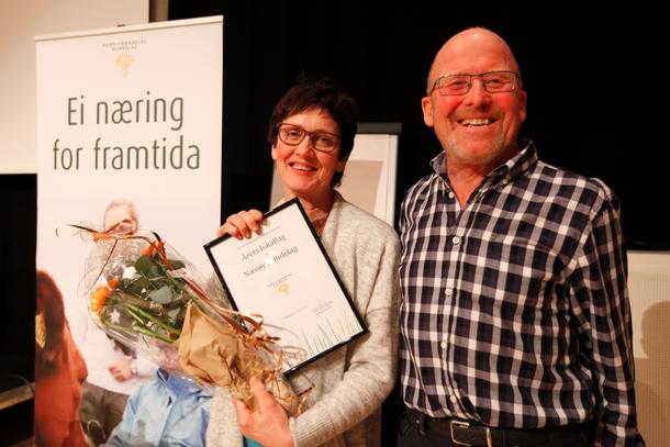 Anita Marø i Nærøy Bondelag mottak prisen som Årets lokallag av fylkesleder Asbjørn Helland.