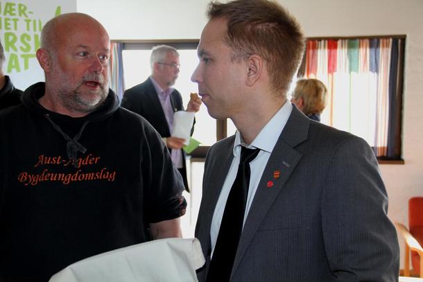Fylkesordførar Tellef Inge Mørland i hyggeleg samtale med Finn Aasheim.  ( foto: øystein moi )