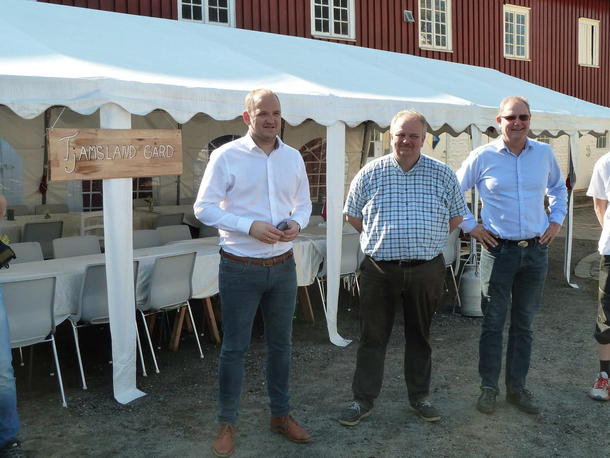 Dale, Jørn Martinsen og fylkesmannens landbruksdirektør Tore Haugum (Tjamsland Gård, Birkenes)