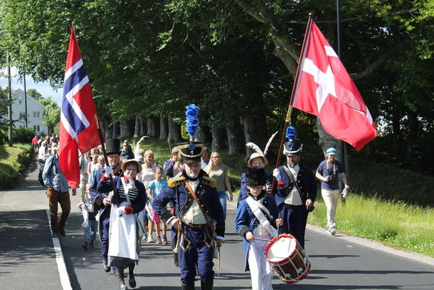 Etterkommere (?) av dem som beskyttet "øvrigheta" fra opprøreren Lofthus, Arendal Borgerlige Militaire, ledet veien fra Møglestu til bautaen.