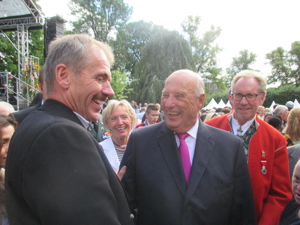 God stemning då kong Harald møtte lokallagsleiaren i Bamble Bondelag på hagefest i Slottsparken. 