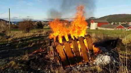 Fitjar Bondelag og Bygdekvinnelag brant to bål, et synlig ved veien og et i Fitjar sentrum, sier Bjørg som er leder for HBK