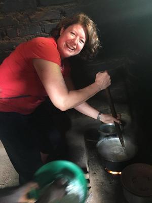 Astrid Solberg lager mat på en nyoppmurt ovn. 