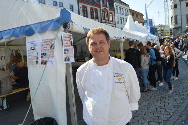 Bondelagskokk Nils Henning Nesje hadde eget telt på St. Olav Plass under Matfestivalen i Ålesund, der han alle tre festivaldagene serverte nydelige smaker med utgangspunkt i lokale råvarer.