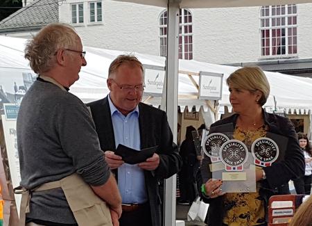 Fiskeriminister Per Sandberg og Nina Sundqvist fra Matmerk delte ut merkene til Jørn Hafslund