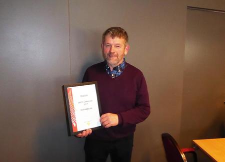 Olav Botnevik med diplomet for årets lokallag