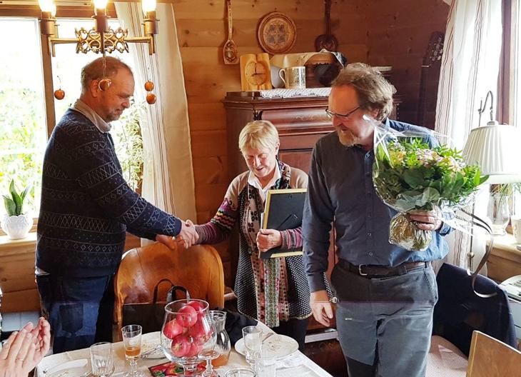 Lars Sponheim gratulerer Marta og Mekjell Meland med kulturlandskapsprisen
