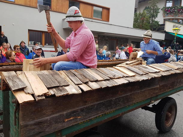 Her høvles takspon med treverk fra de tyrolske skoger